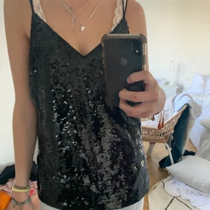 Supersnygg svart glittertopp💞 - Säljer denhär ifrån hm endast använd en gång! Hör av dig vid frågar💞