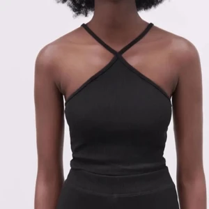 Svart topp från zara - Säljer min svarta topp från zara med korstade snören, sldrig andvänd och inga defekter eller hål! Perfekt nu till sommarn när det börjar bli varmare!💕