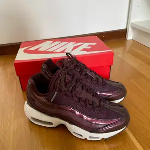 Nike air max 95 i storlek 35,5 kommer med låda 