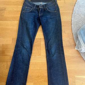 Lågmidjade jeans från LEE, vet ej vilken modell då dom är köpta på secondhand. Säljer då de tyvärr är för små för mig i midjan, men i längden är dom perfekta!! (165cm)
