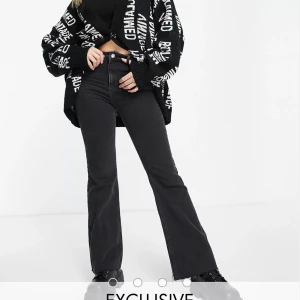 Svarta raka jeans reclamed vintage - Skit snygga byxor som ja använt väl, dom har dock blivit lite för korta på för mig som är 173.