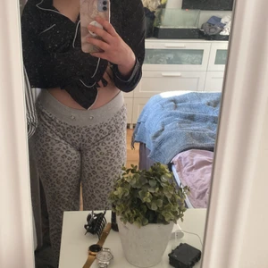 Cubus mjukisar  - Otroligt sköna, snygga mjukisar. Bra skick.  Storlek S .  High waisted.  Passar helt perfekt. Otroligt bekväma att gå runt i.  Sitter bra runt kroppen.  Betalning via Swish 