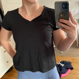 Indiska svart basic t-shirt  - Svart basic v-ringad t-shirt från Indiska! Bra skick, passar allt från xxs-m(: Pris kan diskuteras vid snabb affär, frakt betalas av köparen.  Skriv gärna om ni har frågor eller vill ha fler bilder!💕