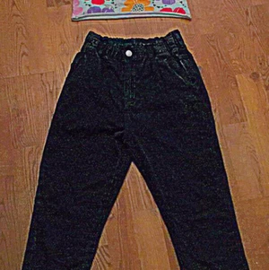  Mode kitt-linne & jeans storlek 140 - Blommig magtröje linne & ett par svart-gråa utslängda jeans med resår i midjan.
