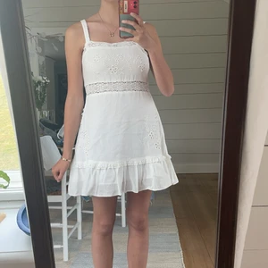 Student klänning - Köpte denna innan studenten men använde den inte. Prislapp sitter kvar för klänningen är oanvänd. Säljer för 350 men köpt för 400kr