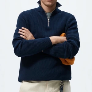 Marinblå stickad tröja  - Köpte denna tröja på zara för ca 1 månad sedan, helt oanvänd. Tröjan har färgen marin blå och har en knäppning med dragkedja på framsidan. Det är en tröja i bomull och perkins krage. För mera information är det bara att höra av sig.   Nypris 500kr 