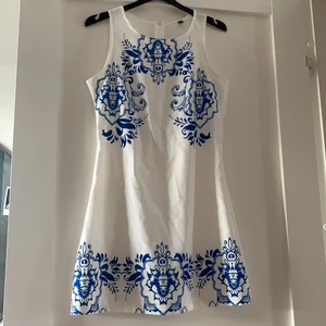 Klänning - Storlek M men skulle säga att den mer passar någon med mindre storlek. 