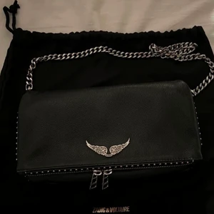 Zadig & Voltaire väska  - Intressekoll på min zadig väska som inte längre kommer till användning. Jättefint skick, dustbag och äkthetsbevis följer med, även lång och kort tillhörande kedja. Nypris 3600kr. 
