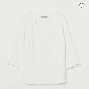 H&M, vit blus, strl. 38 - Aldrig använd, prislappen sitter kvar. Ordinarie pris 250kr.