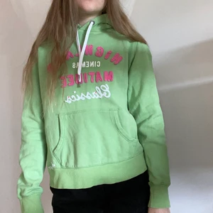 Limegrön hoodie med text - - limegrön hoodie - bra skick- vintage - tvätt 40° - stl. XS/S