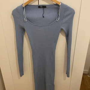 storlek xs - jag har inte använt den alls köpte den till en fest sen den passa inte mig så därför säljer jag den sorleken är xs, jag köpte den för 200 men säljer den för 100