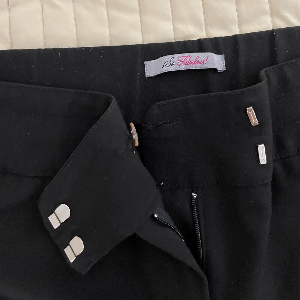 Säljer ett par fina svarta kostymbyxor i storlek 42 🖤✨ Minns tyvärr inte vart jag köpte de ifrån 😅 Säljer de för 100 kr + frakt; kan även mötas upp i Örebro 💕 Dm för mer bilder/info ☺️. Jeans & Byxor.