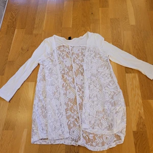 Kofta - Spetskofta från Vero Moda. Det står ingen storlek, men passar mig som har S. I jättebra skick och passar perfekt nu till sommaren! Kan fraktas men köparen står för frakten 💕