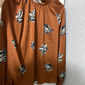 Blus  - Helt ny, passar S,M och L. Kontakta för mer 