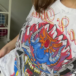 cool tshirt  - skitcool tshirt med rhinestones och väldigt färgglad!! stretchigt material och står ingen storlek men skulle säga S kanske? skriv om du har några funderingar💘💘