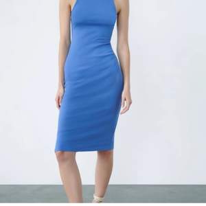 Säljer nu en fin blå tight klänning ifrån Zara!💙Eftersom den inte kommer till användning, den är ifrån i somras! Skicka för fler bilder