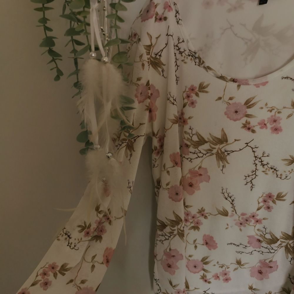 En jätte fin tröja med blommor som ej kommer till användning, jätte fin till tex linnebyxor. Jätte fina ärmar och fint till sommaren <3. Tröjor & Koftor.