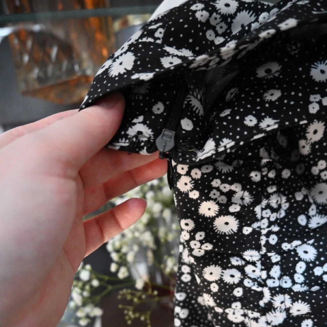 Blommig kjol i svart med slits  - 91