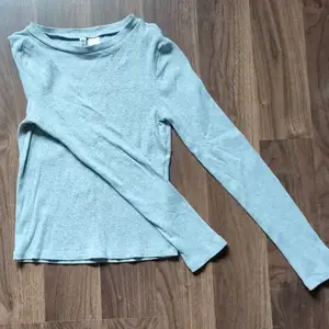 Jag säljer den här fina tröjan, i storlek S.💖 Den är i nyskick men jag använder inte den. ✨Köparen står för frakt.✨