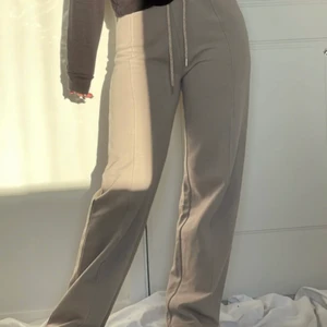 Ida Carlsson mjukisbyxor  - Säljer mina snygga beiga mjukisbyxor från Ida Carlssons kollektion med madlady💕 de är i superfint skick då dem knappt är använda!💕 Säljer för 150 + frakt💕 skriv privat för frågor osv! 