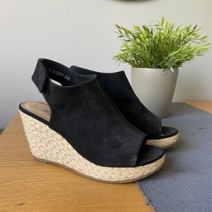 Klackskor storlek 37  - Säljer nu mina klackskor i storlek 37. Endast använda 1 gång. 