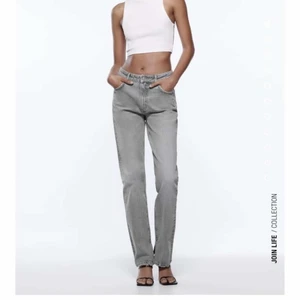 Oanvända Zara jeans  - Helt nya och oanvända zara jeans som tyvärr är för små i midjan för mig. Dem är i en straight modell med slits nedtill och är lite långa för mig som är 168cm. De är i storlek 36.  hör av er vid fler frågor💘💘