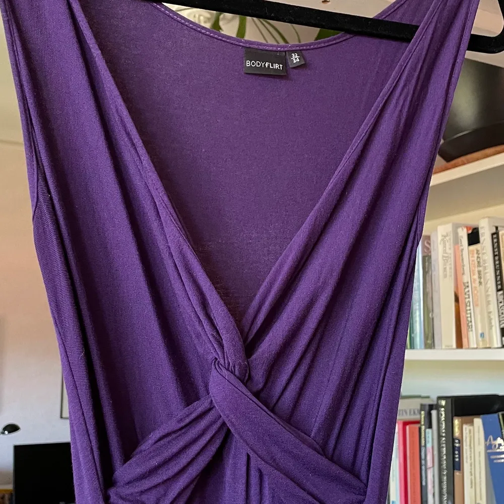 Lång lös ledig lila klänning i vischors från Bodyflirt storlek small. Klänningar.