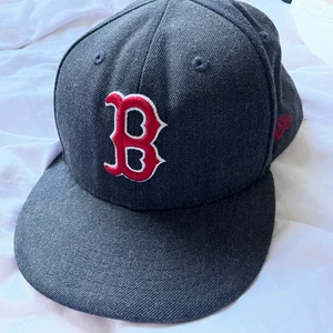 New era keps - New era boston red sox keps köpt nyligen har aldrig använt den är för liten för mig:/ bra sick!