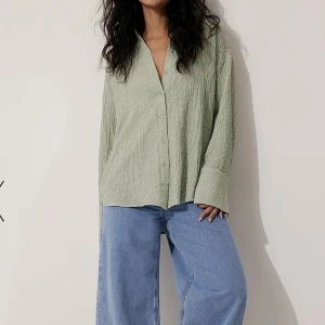 Skjorta - Jättefin skjorta från NA-KD som tyvärr aldrig kommer till användning. Perfekt till våren💚 nypris 449, slutsåld på hemsidan.