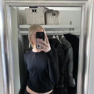 Svart Zara tröja med guldknappar  - Jag säljer den populära svarta zara tröjan med guldkanappr vid ärmarna. Kontakta vid intresse, använd fåtal gånger 