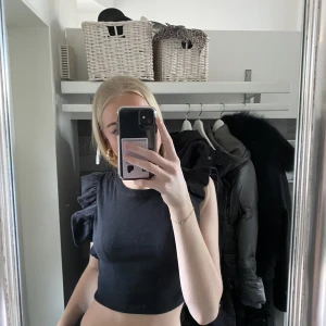 Zara t-shirt/topp med volanger - Den fina zara toppen i svart, med volanger vid ärmarna!! Kontakta vid intresse!