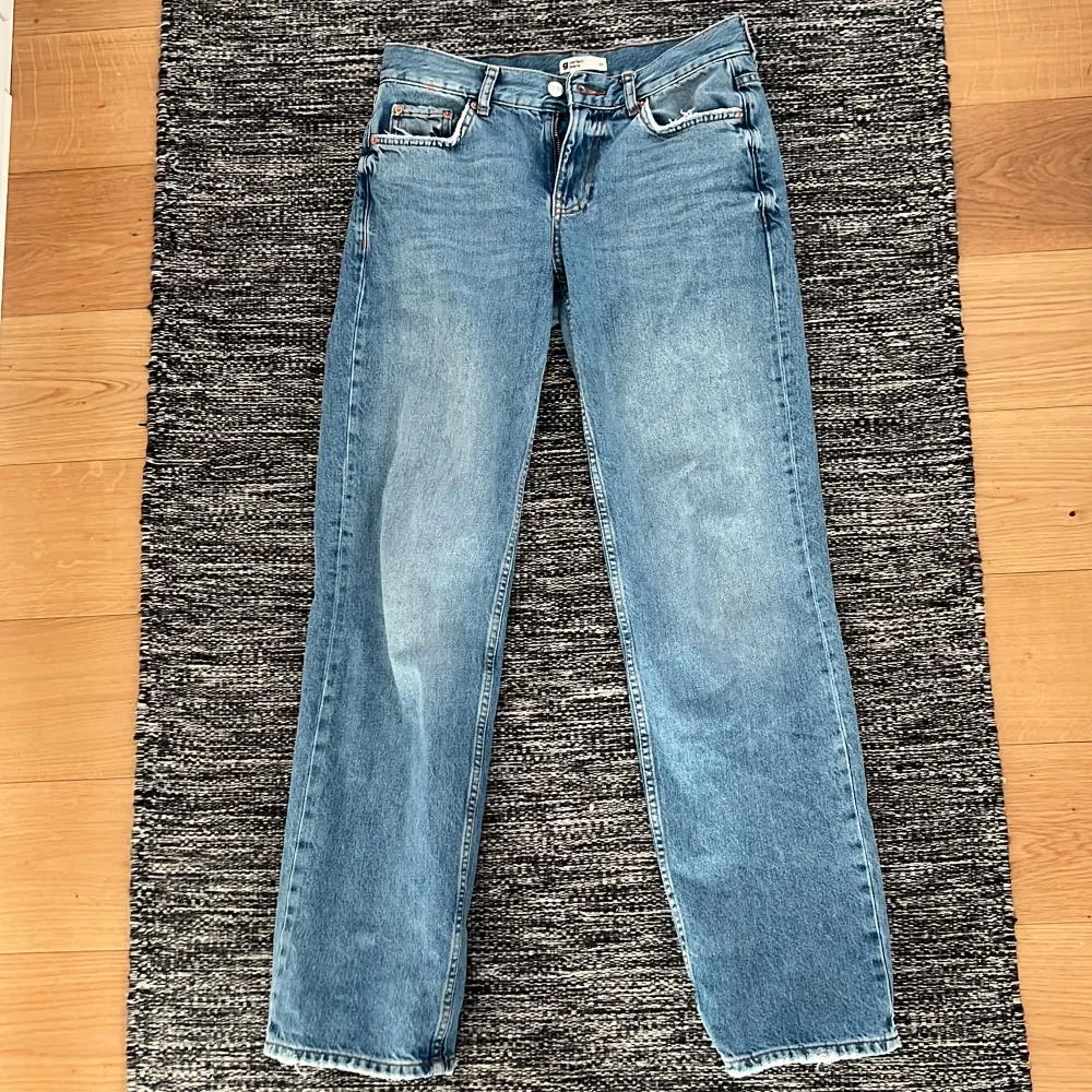 Ett par jättefina jeans från Gina som jag köpte här på plick för några dagar sen och var då för långa för mig så säljer pga det!❤️❤️. Jeans & Byxor.