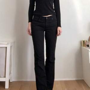 Svarta raka ”straight leg” jeans från märket Mac i storlek 38 med fina detaljer på bakfickorna. Jag är 175 cm 💛