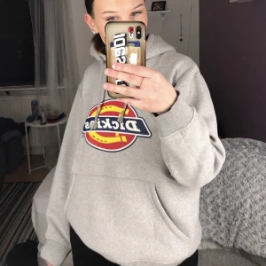 Dickies hoodie - Grå dickies hoodie i väldigt bra skick. Nypris 750kr