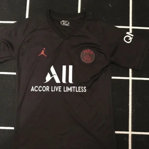 Psg tröja  - Hej, säljer min psg tröja för att jag har köpt den nya modellen( DEN HAR INGA EFFEKTER ELLER SKADOR) Pris kan diskuteras!!!!
