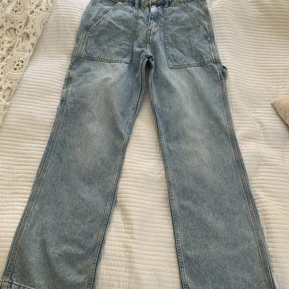 Cool modell slut i storlek 38 hos Gina. Se beskrivning https://www.ginatricot.com/se/klader/jeans/loose/jeans-187755150 Använda endast en gång och tvättade nu inför försäljning. Fel storlek för mig så jag köpte ett par nya och säljer de här. . Jeans & Byxor.