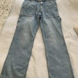 Cool modell slut i storlek 38 hos Gina. Se beskrivning https://www.ginatricot.com/se/klader/jeans/loose/jeans-187755150 Använda endast en gång och tvättade nu inför försäljning. Fel storlek för mig så jag köpte ett par nya och säljer de här. 