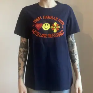 Hannah Pixie Snowdon T-shirt   With love and blessings   Mörkblå   Använd fåtal gånger så i toppen skick 