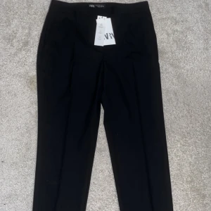 Kostymbyxor från Zara - Helt nya kostymbyxor från Zara  Storlek 38