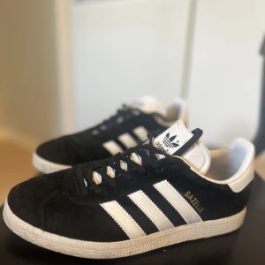 ADIDAS GAZELLE - Sparsamt använda Adidas Gazelle. De är fräscha!