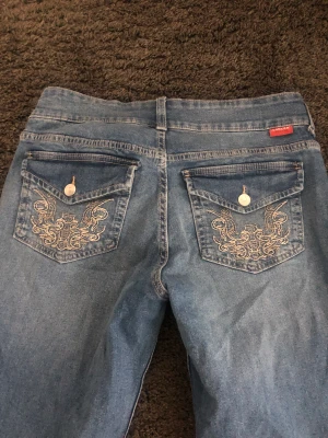 Lågmidjade jeans  - Jag säljer dom popuälra lågmidjade jeansen från HM eftersom att dom var för stora