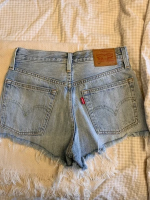Jeansshorts - Säljer dessa jeansshorts från Levis i väldigt fint skick. Osäker på storlek men passar mig som vanligtvis brukar ha storlek 34/36. Frakt tillkommer! 