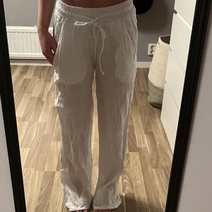Linnebyxor  - Säljer nu mina fina linnebyxor från Chelsea i stl XS-S, byxorna är fåtal gånger använda och i nyskick. Perfekt till sommaren!!!    Skriv för mer info!