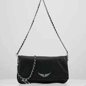 Zadig & Voltaire Väska  - Säljer nu min älskade Zadig väska då den inte kommer till användning längre. Fick den i present för ungefär 1 årsedan, inget fel på väskan den har dock rostat lite på kedjorna som man får med men absolut inget man tänker på.  Skriv för egna bilder💓💓