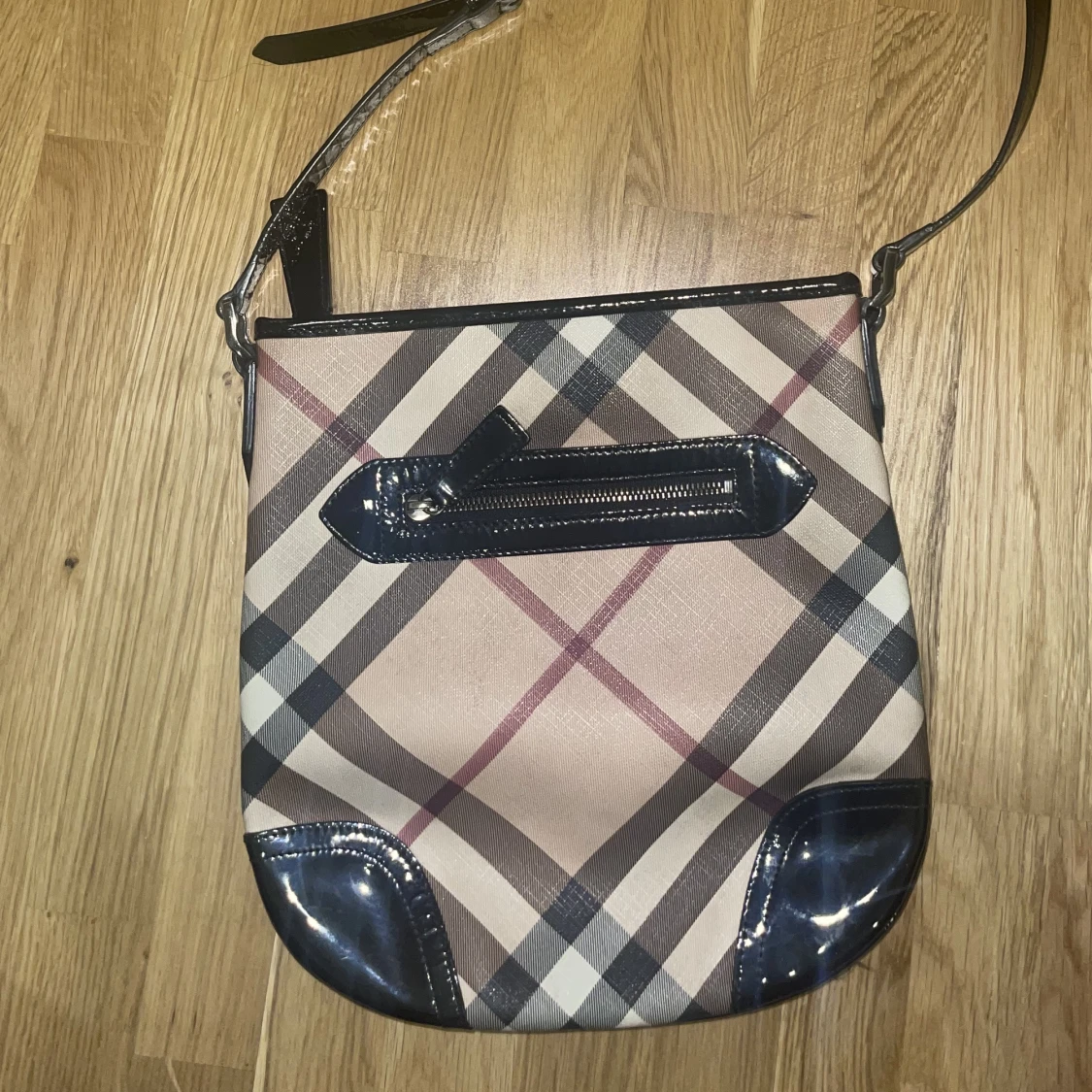 Burberry axelväska år 2009 - 90