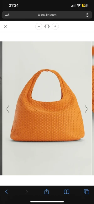 Väska - Säljer denna fina väska från Na-kd. Flätat material. 