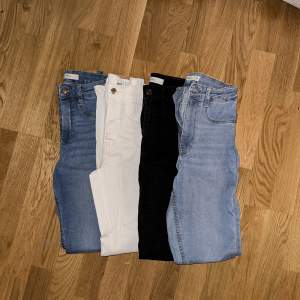 Fyra par skinny jeans i modellen Molly. Kommer från Gina tricot. Ordinarie priset per styck är 359 kr. Jag säljer alla par tillsammans för 100 kr. Per styck säljer jag dom för 40 kr. Alla är i storleken s förutom den ljusblåa som är i m. 
