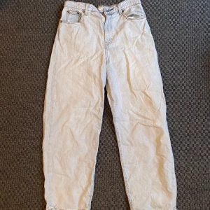 Levis ”BALLOON LEG” baggy jeans - Säljer mina gamla jeans då jag växt ur dom för länge sen, ser  schyssta ut och funkar till det mesta, har några mindre skador vid fötterna från naturligt slitage!