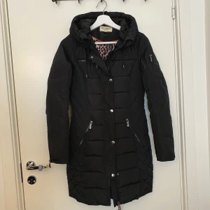 Vinterjacka  - Säljer min fina figursydda vinterjacka från Roco Baroco då den blivit för liten för mig. Den är använd en vinter men finns inga tecken på slitage, ser ut som ny. Säljer den billigare då jag vill bli av med den samt att den saknar pälsen. Ord pris 2498kr.