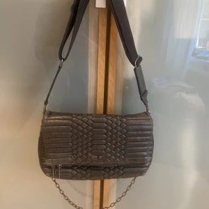 Zadig Väska - Väska från Zadig&Voltaire🫶🏻Modellen Rocky, största (tror jag) och väldigt rymlig💛 Kedjan har börjat oxidera, vilket är oundvikligt med zadigs väskor. Sparsamt använd. Nypris 5500🥰Skriv till mig för närmre bilder!💗Prisförslag!